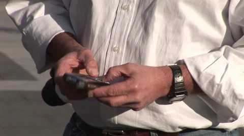 A man on His Cell Phone Vídeo Stock 50984098