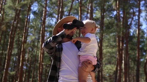 Man with his child while walking in the woods. 库存影片 149946538
