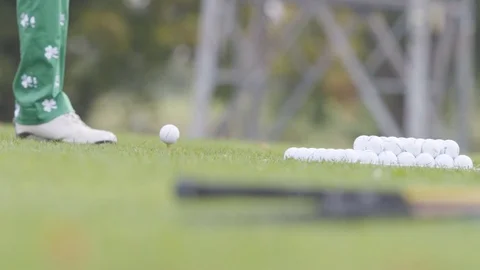 Man hitting golfbal with driver in slowmotion Vídeos de archivo 104865664