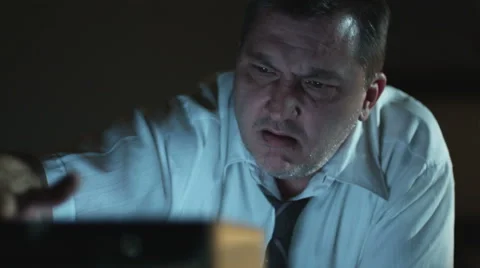 Man hitting his television to try and get reception 動画素材 43066351