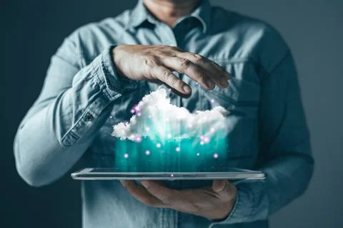 Man hold cloud computing system diagram show on hand.Data storage.Digital t.. Foto stock