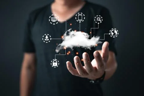 Man hold cloud computing system diagram show on hand.Data storage.Digital t.. Foto stock