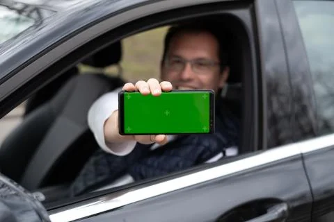 Man hold smartphone in car Foto stock