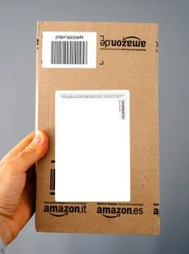 Man holding Amazon PArcel box Stockfoto's
