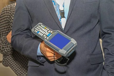 Man Holding Barcode Scanner Man Holding Handheld Barcode Scanner Reader Po... Foto stock