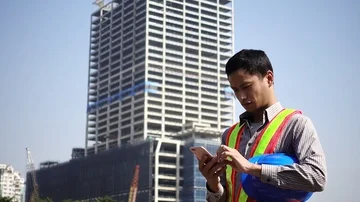 Man holding blue helmet close up 库存影片 85828902