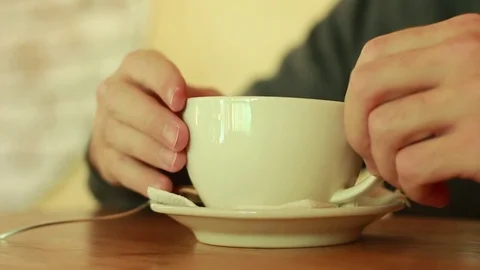 Man holding a cup of tea in hands Vídeo Stock 73506834