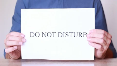 Man holding "Do not disturb" sign 動画素材 92936568