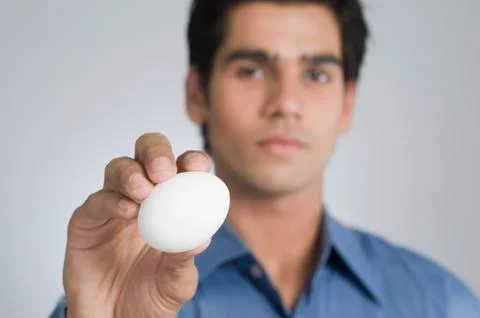 Man holding an egg Fotos Stock