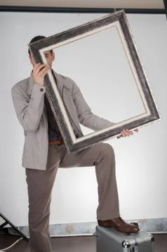 Man holding empty frame Foto stock