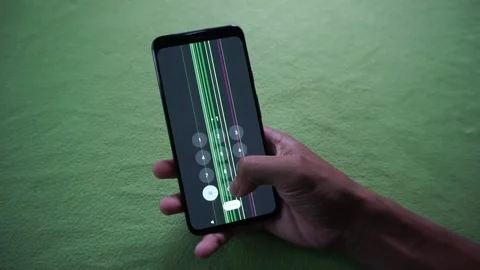 A man is holding google pixel 4 phone with green screen issues 库存影片 321769716