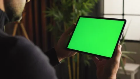 Man Holding Green Screen Tablet Over Shoulder Vidéo 346809964