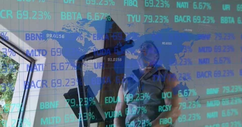 Man holding handles using elliptical at home shifting world map tickers Vidéo 330718251