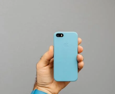 Man holding iPhone Se in computer case Stock Photos