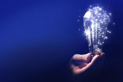 Man holding light bulb with pattern of connected dots on blue gradient back.. Stockfoto's