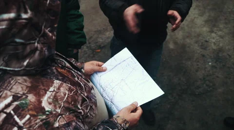 Man Holding a Map in His Hands Vídeo Stock 61002751