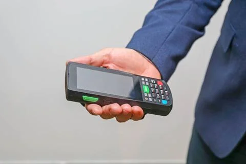 Man Holding Mobile Computer Man Holding Handheld Barcode Scanner Reader Po... Foto stock