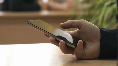 Man holding the mobile phone. Close-up Vídeo Stock 78650671