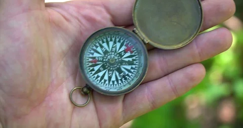 Man holding an old compass in hand and rotate around the axis. Stock-Footage 127747351