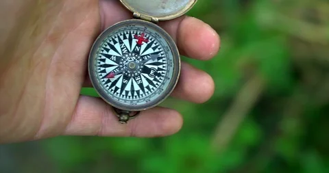 Man holding an old compass in hand and rotate around the axis. Stock-Footage 127747409
