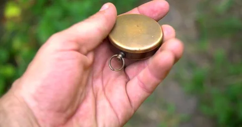Man holding an old compass in hand and rotate around the axis. Stock-Footage 127747416