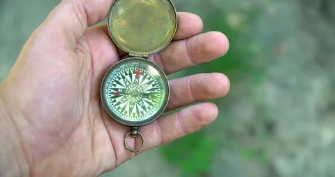 Man holding an old compass in hand and rotate around the axis. Stock-Footage 127747420