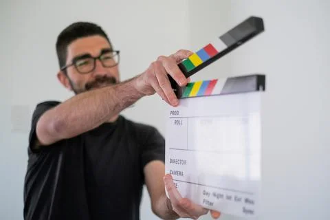 Man Holding an Open Clapperboard with Two Hands Foto stock