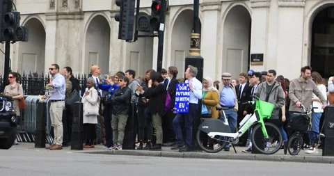 Man holding ‘Our future is with EU’ sign in a crowded London street Stock Footage 321018250