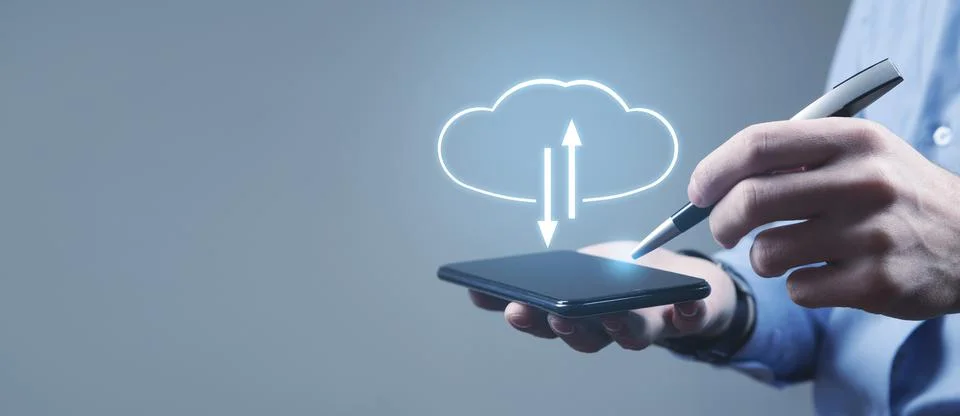 Man holding smartphone with a cloud computing upload and download. Foto stock