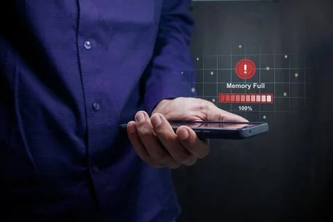 Man holding a smartphone with memory space full notification on virtual scree Foto stock