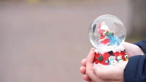 Man holding snow globe Vídeo Stock 98286043