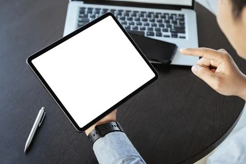A man holding a tablet with a blank white screen. The blank space on the wh.. Fotos de archivo