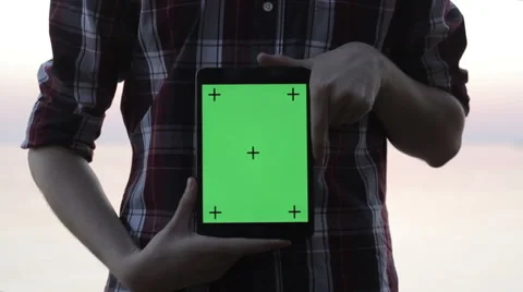 Man holding a tablet with a green screen Vidéo 55337979