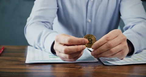 A man holds bitcoin Stockbeeldmateriaal 248725947