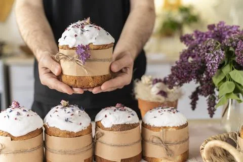 Man holds close-up of an Easter cake in his hands. Traditional pastries for Foto stock