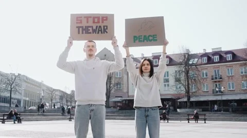 Man holds a poster with the quote stop the war Vídeo Stock 171932986