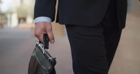 Man holds suitcase handle close up Vídeos de archivo 105074828