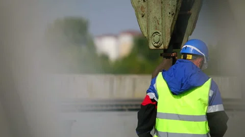 Man hooks the ropes to the holder 스톡 동영상 93294534