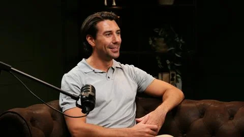 Man hosting a podcast interview in recording studio Foto stock