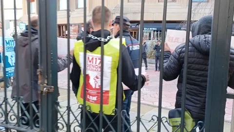 Man identified after chaining himself to the gates of the Basque Parliament duri Vídeos de archivo 330610584