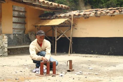 Man Igniting Cracker Bomb Stockfoto's