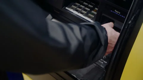 Man inserting credit card into atm for cash withdrawal transaction Vídeo Stock 336710783