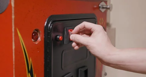 Man Inserting Quarter Into 25 Cent Arcade Machine Coin Slot Vídeo Stock 137429562
