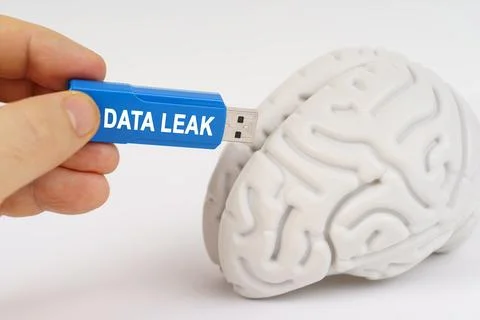 A man inserts a flash drive into his brain with the inscription - DATA LEAK Foto stock