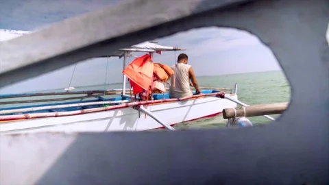 Man inside the boat preparing the boat Stockbeeldmateriaal 103495754