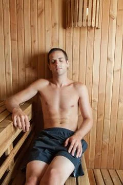 Man inside sauna Fotos Stock
