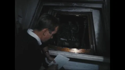 Man inspecting command module and writing on notepad - 1967 Stockbeeldmateriaal 104330714