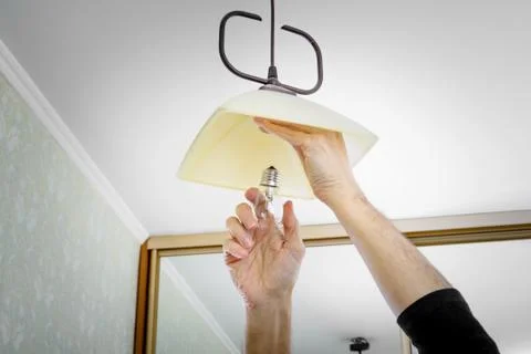 Man Installing a Bulb Stockfoto's