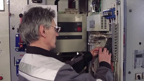 Man installing electric meter. Stock-Footage 77106418