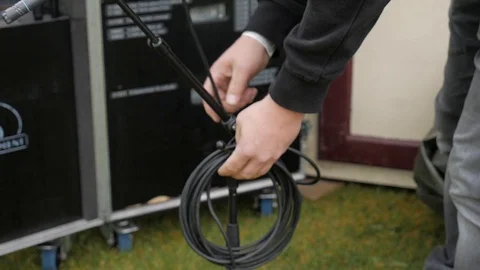 A Man installing a microphoon 库存影片 108170719